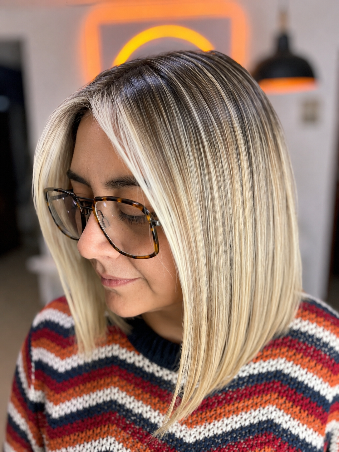 Bob rubio con raíz difuminada y acabado liso pulido