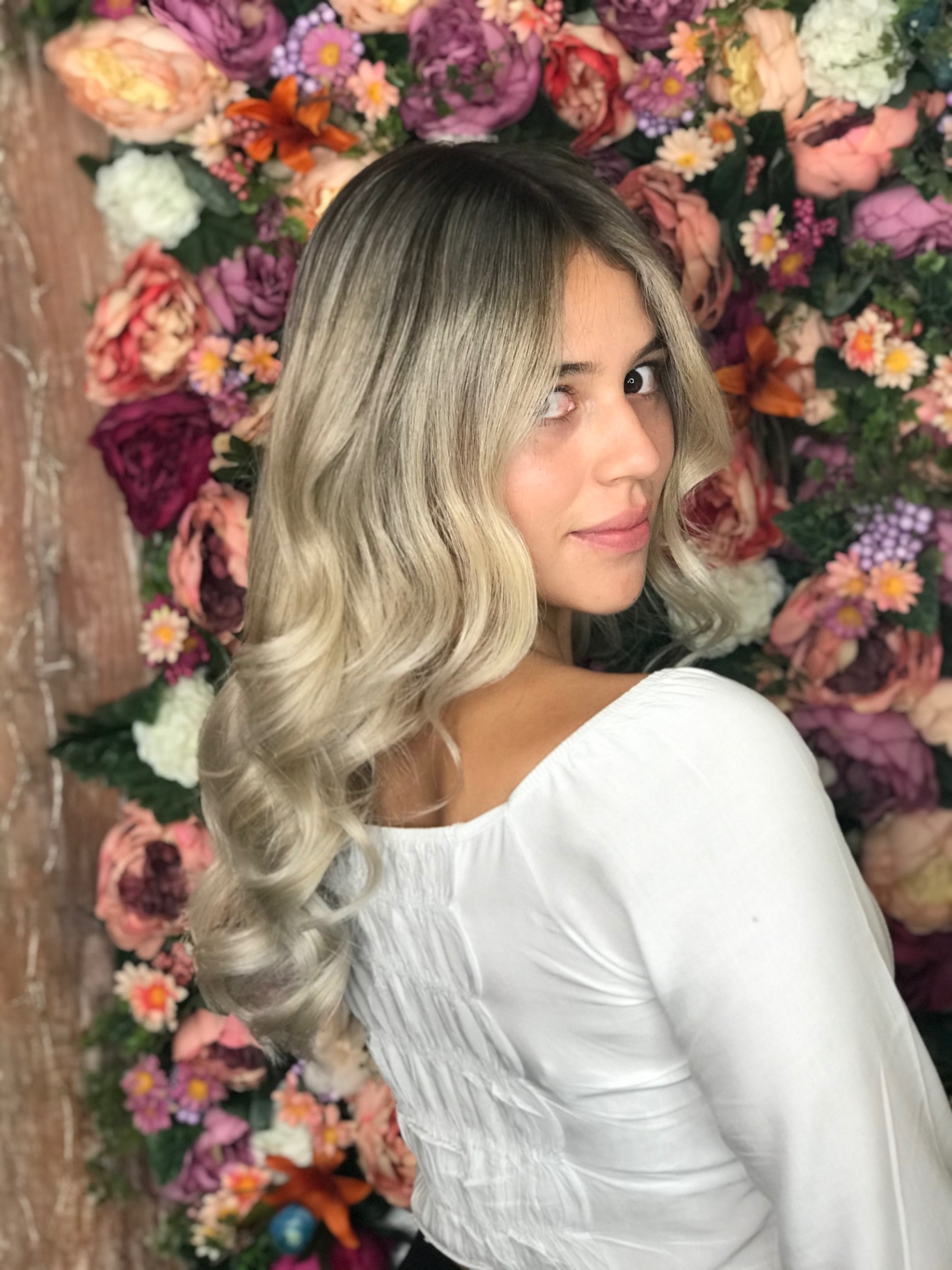 Ondas rubias con raíz sombreada y brillo natural