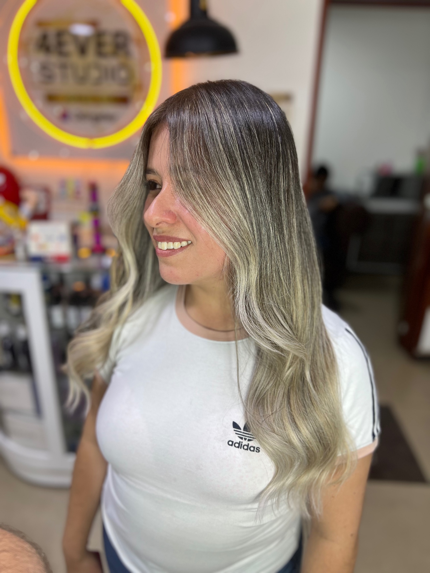 Balayage rubio ceniza en cabello corto tipo bob